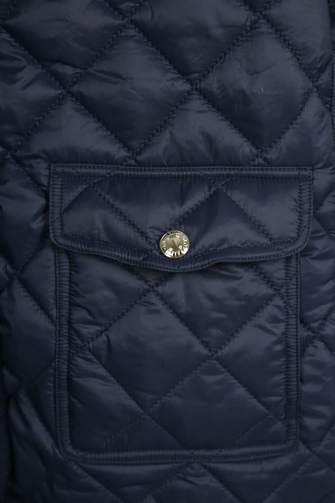 P350 Actual Photos [Popular in Winter] Style Number: 24376# Color: Milk White/Navy Blue/Khaki/Black/Gray Green Size: S to Soft and comfortable✅ - Customized double-circle brand hardware buckle back waist with freely adjustable elastic design✅ - RL three-color diamond-shaped cotton jacket, 100% restoration, corduroy strips running through the whole body, no knots and no overlaps, artificial curling, fine workmanship, highly recommended, rare cotton jacket that does not look bloated, can be worn as an inner layer in the north, multiple neckwear styles, elastic waistline on the back, freely adjustable waist, matt memory technology on the face, with a cotton feel, not to be missed, highly recommended